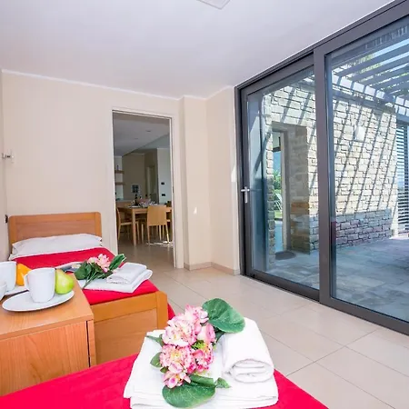 Sleeps 6 Pool * Менаджо